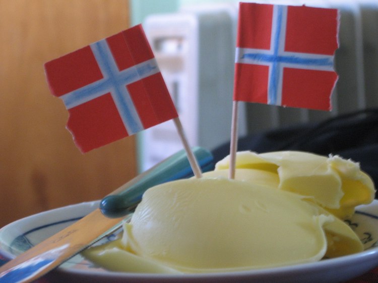 A photograph of butter with 2 Norwegian flags